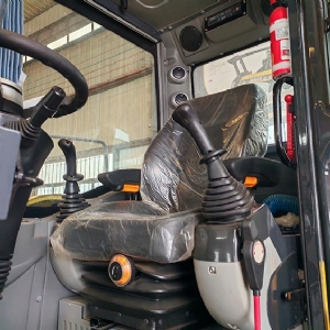 100型輪式抓木機(jī)